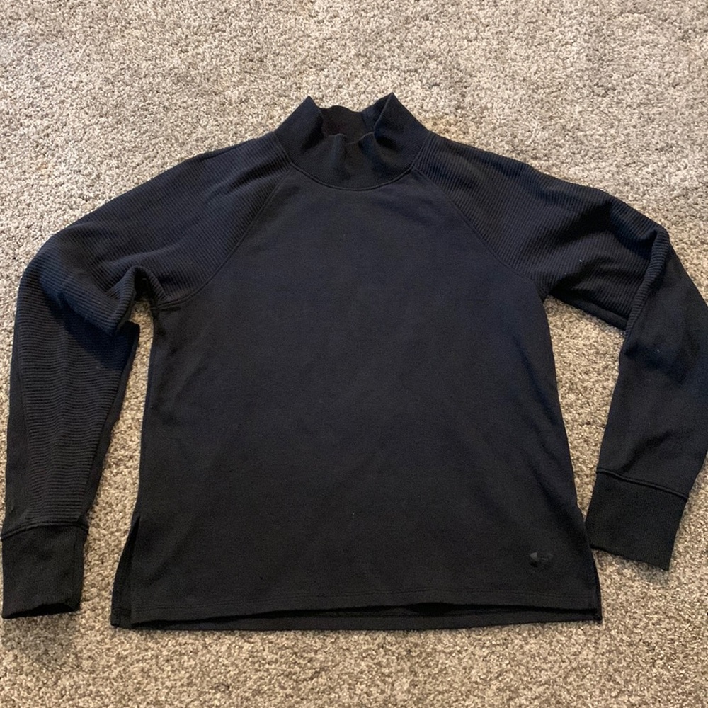 Under Armour black crewneck light weight sweatshirt size small
